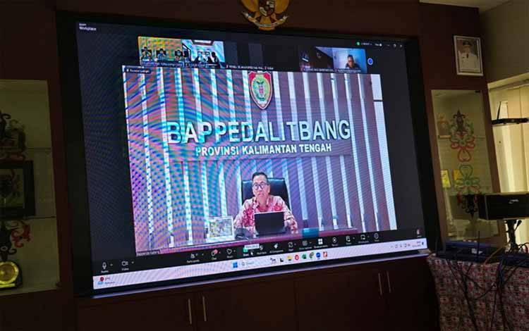 Kepala Bapperida Provinsi Kalteng Leonard S. Ampung saat menyampaikan sambutan secara online. (FOTO: IST