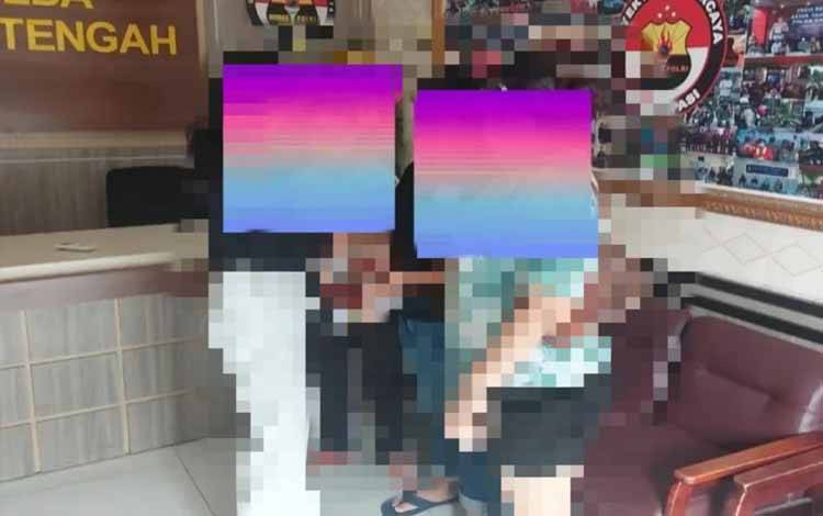A dan B saat dimediasi di Humas Polda Kalteng (Foto : Tim Virtual Police Bidhumas Polda Kalteng)
