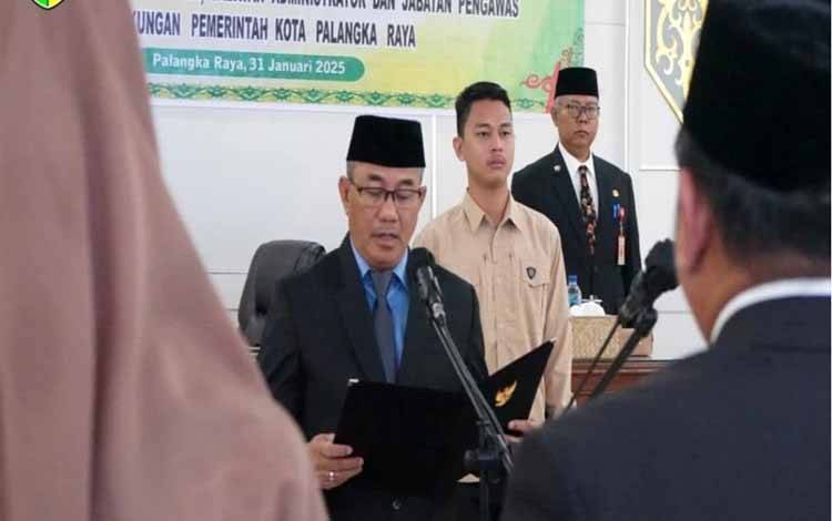 Pj Sekda Kota Palangka Raya, Arbert Tombak saat melantik pejabat pada Bapperida. (FOTO: HUMAS)