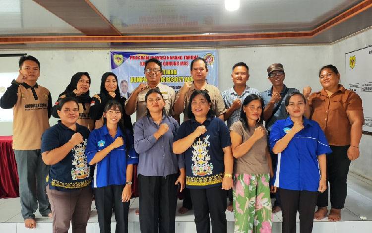 Ketua Karang Taruna Kabupaten Gunung Mas Isnaini bersama peserta pelatihan komputer dan lainnya. (FOTO: IST)