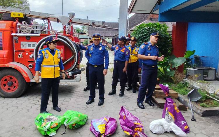 Enam Ekor ular dimuat dalam karung sebelum dilepasliarkan di mako Call Center 112 Palangka Raya (Foto : PATHUR)