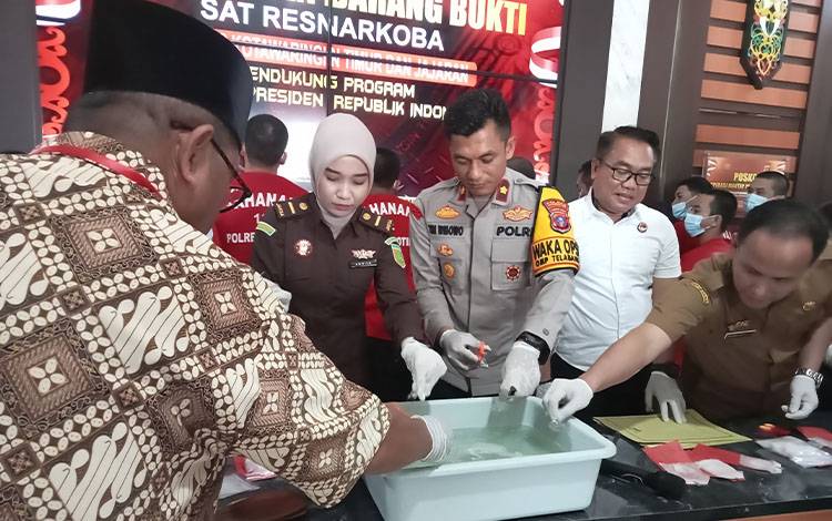 Waka Polres Kotim Kompol Tri Wibowo saat melalukan pemusnahan barang bukti narkoba di Kantor Polres Kotim, Selasa, 4 Februari 2025. (FOTO: BUDDI)