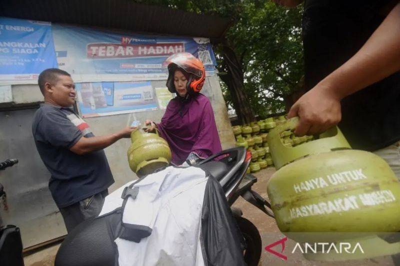 Arsip Foto - Warga menujukkan KTP-nya saat membeli LPG 3 kg di pangkalan LPG, di kawasan Pasar Rebo, Jakarta Timur, Selasa (2/1/2024). ANTARA FOTO/Indrianto Eko Suwarso/nz/aa.