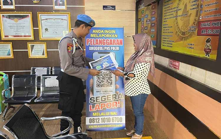 Anggota Propam Polres Kobar saat mensosialisasikan WA Yanduan kepada masyarakat.
