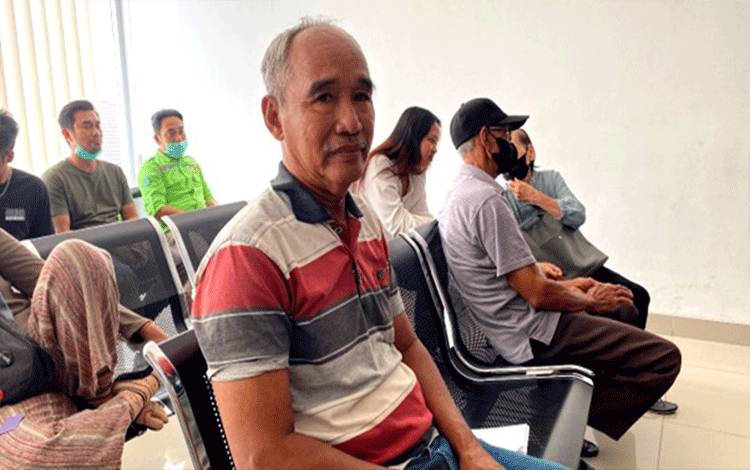 Dumet, seorang pensiunan Pegawai Negeri Sipil (PNS) berusia 62 tahun. (foto: Dhani)
