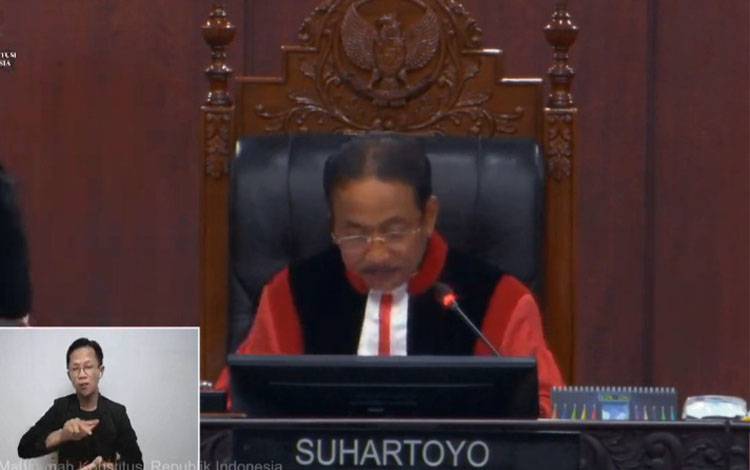 Ketua MK Suhartoyo saat sidang pengucapan putusan dengan didampingi delapan hakim konstitusi lainnya saat Sidang Pleno di Gedung I MK, Jakarta, Selasa 4 Februari 2025.
