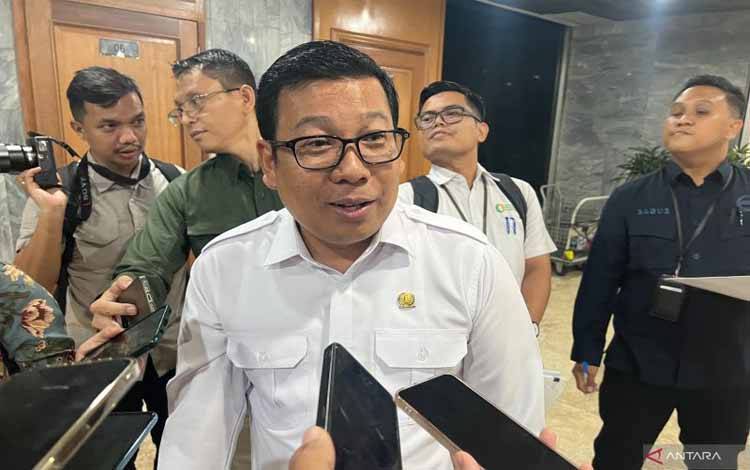 Kepala Badan Pangan Nasional (Bapanas) Arief Prasetyo Adi diwawancara awak media seusai Rapat Dengar Pendapat (RDP) dengan Komisi IV DPR RI di Jakarta, Selasa (4/2/2025). ANTARA/Harianto