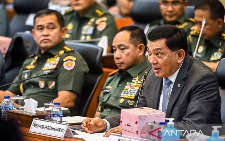 Menteri Pertahanan Sjafrie Sjamsoeddin (kanan) didampingi Panglima TNI Jenderal TNI Agus Subiyanto (tengah) dan Kasad Jenderal TNI Maruli Simanjuntak (kiri) memberikan paparan saat mengikuti rapat kerja bersama Komisi I DPR di Kompleks Parlemen, Senayan, Jakarta, Selasa (4/2/2025). ANTARA FOTO/Rivan Awal Lingga/Spt/aa.