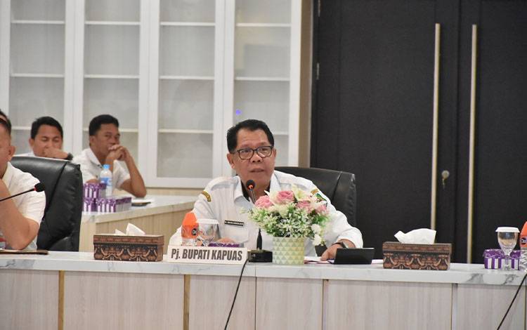 Pj Bupati Kapuas, Darliansjah saat pimpin rapat terkait tenaga kontrak, Rabu, 5 Februari 2025. (FOTO: IST)