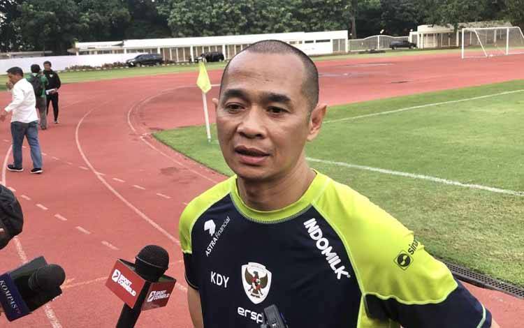 Pelatih striker timnas U-20 Indonesia Kurniawan Dwi Yulianto ketika ditemui awak media di sesi latihan timnas U-20 di Stadion Madya Gelora Bung Karno, Jakarta, Rabu (5/2/2025). (ANTARA/Zaro Ezza Syachniar)