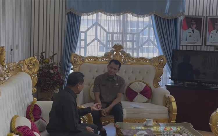 Wakil Ketua II DPRD Kalteng Muhammad Ansyari saat menerima kunjungan Hakim Tinggi Pengadilan Tinggi Palangka Raya Sigit Sutrino (Foto : IST)