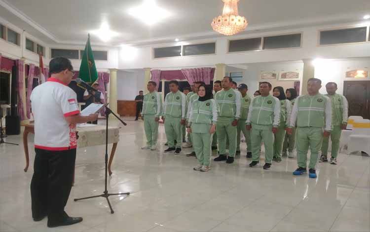 Wakil Ketua Bidang Pertandingan PELTI Provinsi Kalimantan Tengah, Saad Arfani mengukuhkan pengurus PELTI Kabupaten Sukamara di rumah jabatan bupati Sukamara. (FOTO:NORHASANAH)