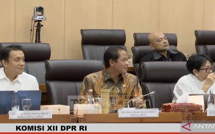 Menteri LH/Kepala BPLH Hanif Faisol Nurofiq (tengah) dan Wamen LH/Wakil Kepala BPLH Diaz Hendropriyono (kiri) dalam rapat kerja dengan Komisi XII DPR RI di Jakarta, Rabu (5/2/2024) ANTARA/Prisca Triferna