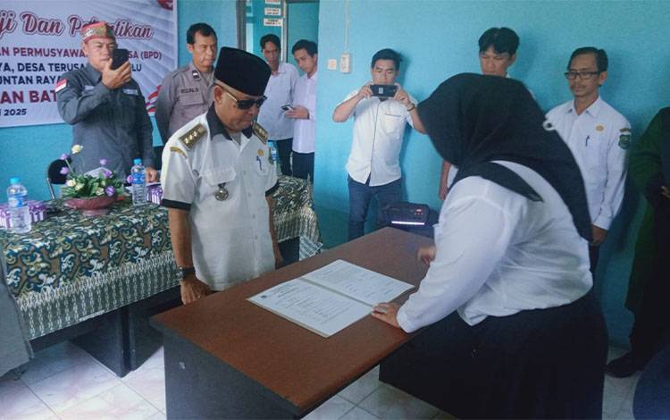 Camat Bataguh, Syuryadin saat lantik PAW BPD di tiga desa. (FOTO: IST)