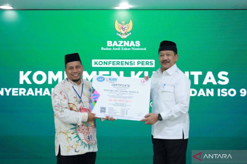 Penyerahan simbolis sertifikat Sistem Manajemen Mutu ISO 9001:2015 dan Sistem Manajemen Anti Penyuapan SNI ISO 37001:2016 dari PT Garuda Sertifikasi Indonesia kepada Badan Amil Zakat Nasional (Baznas) RI di Jakarta, Rabu (5/2/2025). ANTARA/HO-Baznas RI