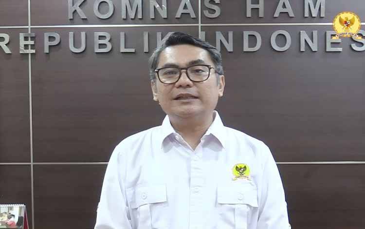 Koordinator Subkomisi Penegakan HAM Komnas HAM RI Uli Parulian Sihombing menyampaikan keterangan pers secara daring, Senin (8/7/2024). (ANTARA/Fath Putra Mulya)