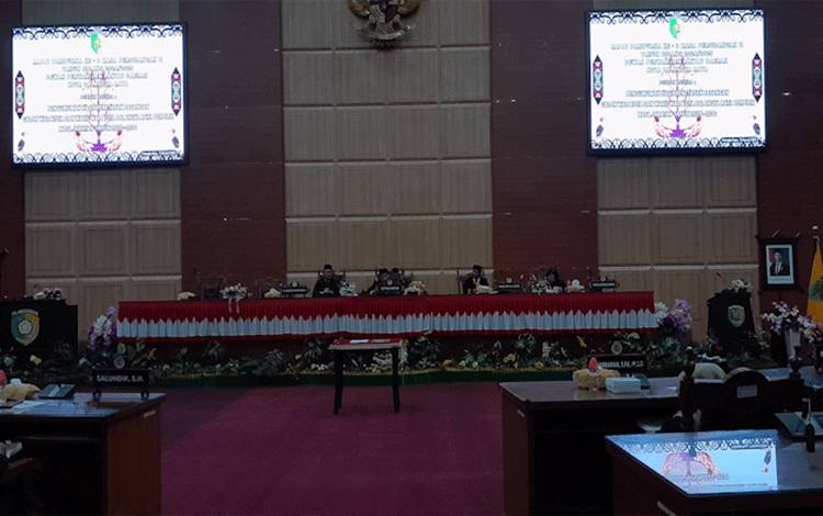 DPRD Palangka Raya saat menggelar Rapat Paripurna penetapan Wali Kota dan Wakil Wali Kota Palangka Raya untuk periode 2025-2030. (Foto:MARINI)