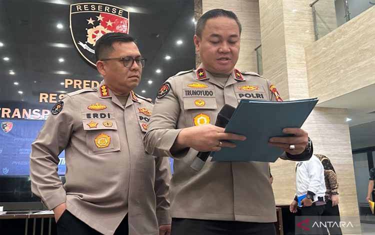 Kepala Biro Penerangan Masyarakat (Karopenmas) Divhumas Polri Brigjen Trunoyudo Wisnu Andiko (kanan) didampingi Kepala Bagian Penerangan Umum (Kabagpenum) Divisi Humas Polri Kombes Pol. Erdi A. Chaniago (kiri) saat memberikan keterangan pers di Mabes Polri, Jakarta, Jumat (7/2/2025). (ANTARA/Rio Feisal)