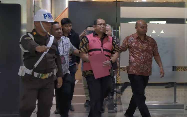 Direktur Jenderal Anggaran Kementerian Keuangan Isa Rachmatarwata (rompi pink) usai ditetapkan sebagai tersangka kasus dugaan korupsi PT Asuransi Jiwasraya, di Kantor Kejaksaan Agung, Jakarta, Jumat (7/2/2025). ANTARA/HO-Kejaksaan Agung