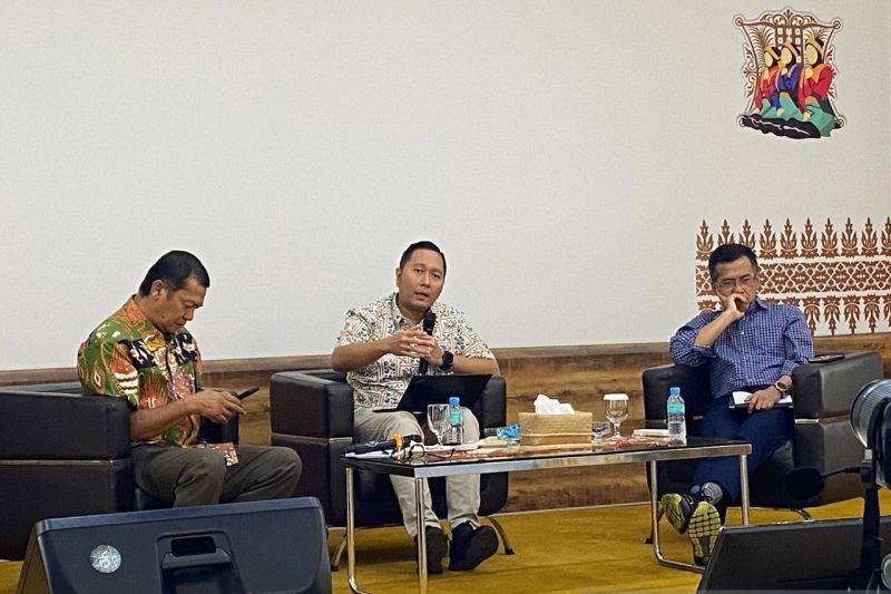 Kepala Ekonom PermataBank Josua Pardede (tengah) dan Direktur Departemen Pengelolaan Moneter dan Aset Sekuritas (DPMA) BI Triwahyono (kanan) saat acara pelatihan wartawan di Banda Aceh, Jumat (7/2/2025). ANTARA/Rizka Khaerunnisa