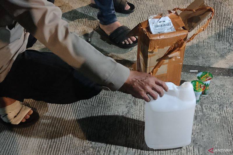 Polsek Mande, Cianjur, Jawa Barat, mengamankan barang bukti alkohol murni 96 persen yang dicampur dengan minuman lain sebabkan tiga orang tewas keracunan.(ANTARA/Ahmad Fikri). (Ahmad Fikri)