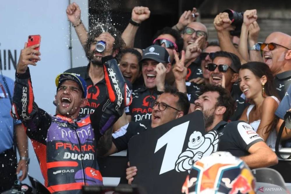 Arsip - Pembalap Prima Pramac Jorge Martin (kiri) berselebrasi dengan rekan-rekannya usai memenangi MotoGP Mandalika di Pertamina Mandalika International Street Circuit, Lombok Tengah, NTB, Minggu (29/9/2024). . ANTARA FOTO/Akbar Nugroho Gumay/tom.