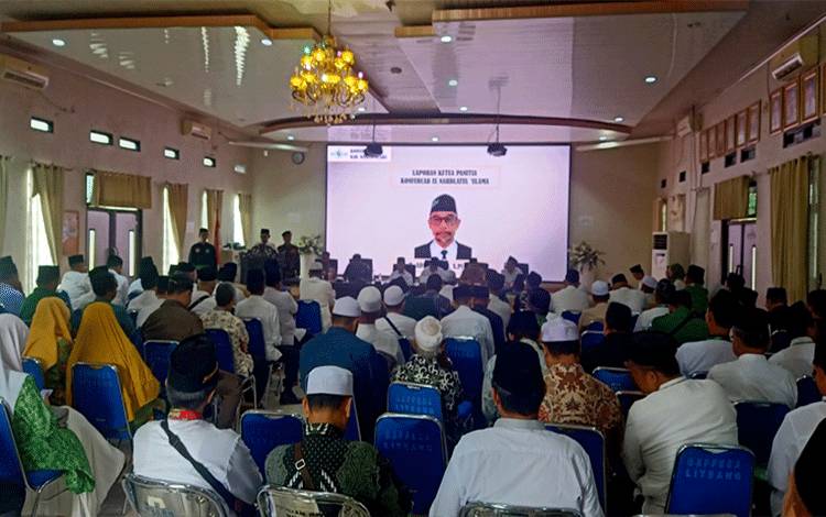 Ketua Panitia kegiatan, H. Adi Hariadi, menyampaikan laporan kegiatan Konferensi IX NU Barito Utara, di Aula Bappedalitbang, Minggu 9 Februari 2025.(Foto: Dhani)