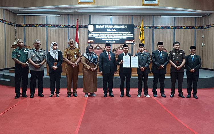 Rapat paripurna penetapan Calon Bupati dan Wakil Bupati terpilih masa jabatan 2025-2030 dan pengumuman pemberhentian Bupati dan Wakil Bupati Kotim Periode 2021-2026, Senin, 10 Februari 2025. (FOTO: DEWIP)
