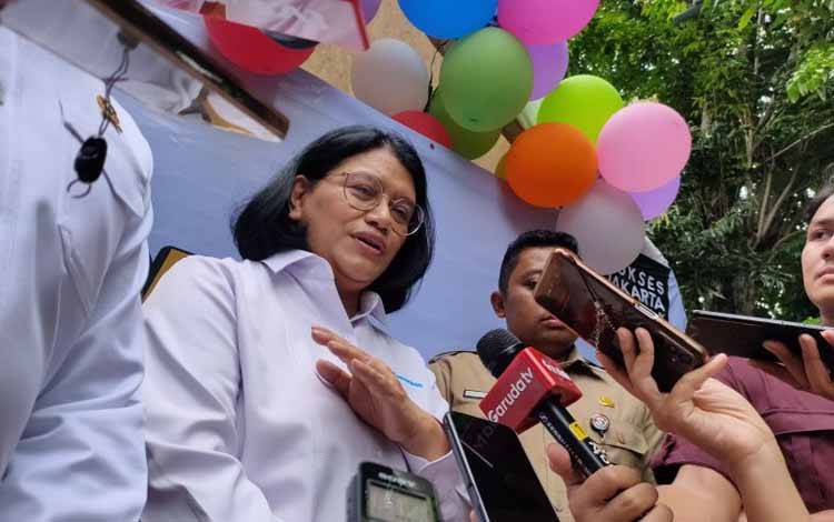 Direktur Jenderal Kefarmasian dan Alat Kesehatan Kemenkes Rizka Andalusia memberikan keterangan kepada pers usai meninjau hari pertama Cek Kesehatan Gratis di Puskesmas Cengkareng, Jakarta, Senin (10/2/2025). ANTARA/Risky Syukur