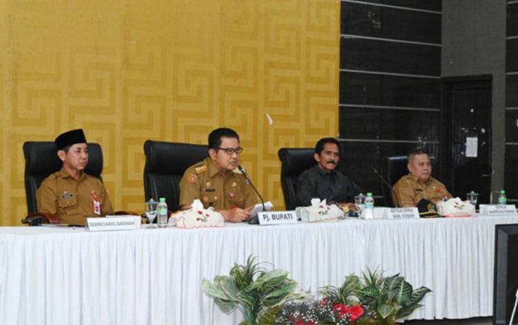 Pj Bupati Kobar Budi Santosa (tengah) hadiri forum penyusunan RKPD 2026.