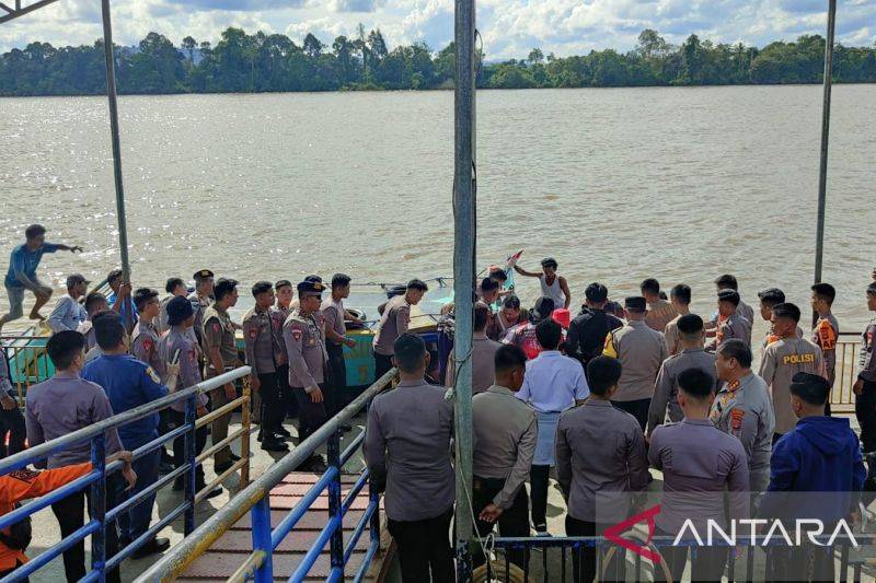 Puluhan personel kepolisian membantu proses evakuasi korban kecelakaan speedboat yang tiba di pelabuhan Kulteka, Tanjung Selor, Kabupaten Bulungan, Senin (10/2/2025) sore. ANTARA/Muhammad Arfan