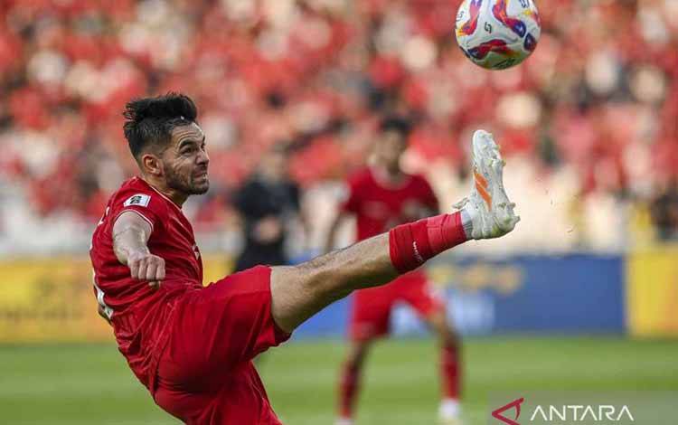 Pesepak bola Tim Nasional Indonesia Sandy Walsh berusaha menembakkan bola ke arah gawang Tim Nasional Irak dalam laga lanjutan Grup F Kualifikasi Piala Dunia 2026 zona Asia, di Stadion Utama Gelora Bung Karno (SUGBK), Senayan, Jakarta, Kamis (6/6/2024). ANTARA FOTO/Galih Pradipta/nym.