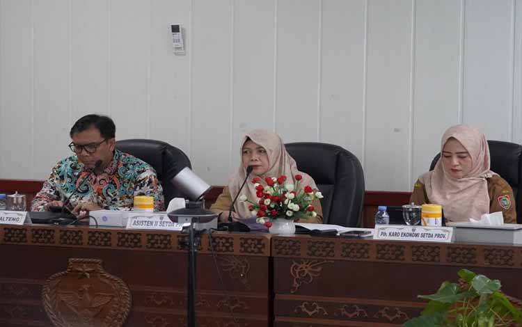 Asisten Perekonomian dan Pembangunan Setda Provinsi Kalteng Sri Widanarni saat pimpin Rapat Persiapan Pelaksanaan National Halal Fair 2025. (FOTO:ALDO)
