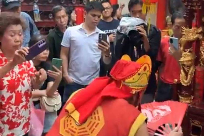 Salah satu Tatung melakukan ritual di Vihara Tri Dharma Bumi Raya sebelum melaksanakan bersih jalan di Kota Singkawang (ANTARA/Rendra Oxtora)