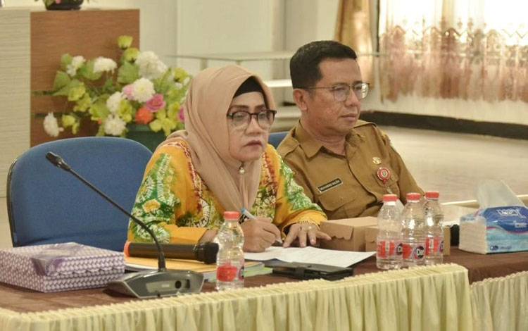 Ketua Komisi IV DPRD Kotawaringin Timur (Kotim), Mariani (kiri).