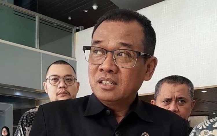 Sekretaris Mahkamah Agung (MA) Sugiyanto ditemui usai menghadiri rapat kerja Komisi III DPR RI di kompleks parlemen, Senayan, Jakarta, Rabu (12/2/2025). (ANTARA/Melalusa Susthira K.)