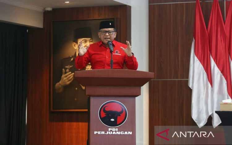 Sekjen DPP PDIP Hasto Kristiyanto saat memberikan pembekalan kepala daerah terpilih 2024 dari PDIP di Sekolah Partai, Lenteng Agung, Jakarta Selatan, Rabu (11/2/2025). (ANTARA/HO-PDIP)