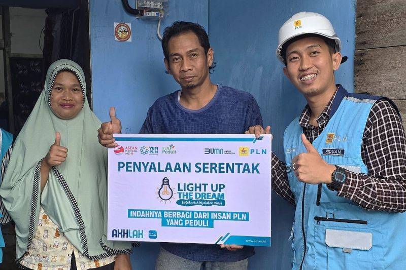 Penyerahan bantuan Light Up The Dream (LUTD) oleh petugas PLN UID Kalselteng, di Desa Mandiangin, HST, beberapa waktu lalu. (ANTARA/HO-PLN UID Kalselteng)