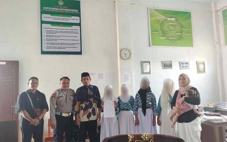 Bhabinkamtibmas Polsek Kumai mediasi kasus bullying di sekolah.