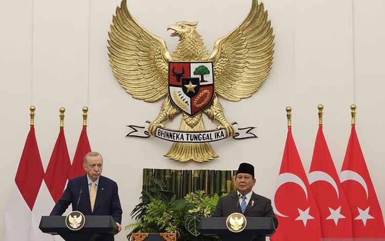 Presiden RI Prabowo Subianto (kanan) bersama Presiden Turki Recep Tayyip Erdogan (kiri) memberikan pernyataan bersama usai penandatanganan dokumen kerja sama kedua negara di berbagai bidang di Istana Kepresidenan Bogor, Jawa Barat, Rabu (12/5/2025). ANTARA/Livia Kristianti