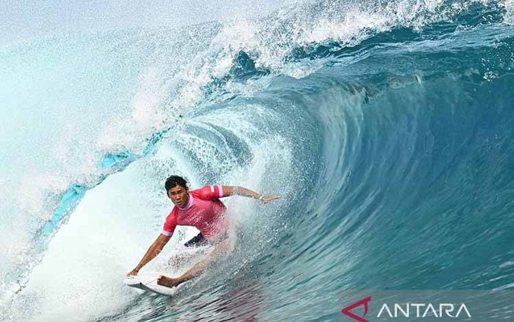 Atlet selancar ombak Rio Waida tampil pada Heat 8 cabang olahraga selancar ombak putra babak pertama Olimpiade Paris 2024 di Teahupo'o, Kepulauan Polinesia, Tahiti, Sabtu (27/7/2024). ANTARA/AFP/Jerome Brouillet/aa.