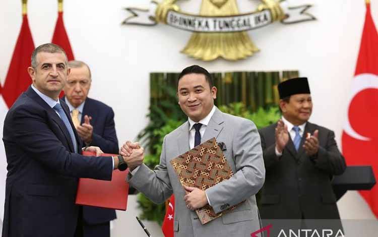 Pendiri Republikorp Norman Joesoef (kanan) di Istana Bogor, Kota Bogor, Jawa Barat, Rabu (12/2) berfoto bersama perwakilan dari industri pertahanan Turki selepas meneken kerja sama membentuk perusahaan patungan (JVC) untuk membangun UAV di dalam negeri. Acara penandatanganan itu disaksikan oleh Presiden Prabowo Subianto dan Presiden Turki Recep Tayyip Erdogan. ANTARA/HO-Republikorp.