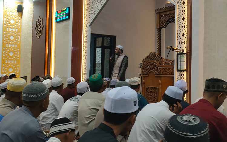 Ustad Muhammad Nurani saat berceramah di masjid Natabel Jannah. (FOTO: PATHUR)
