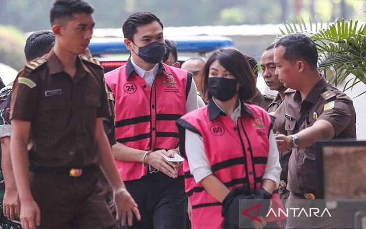 Arsip foto - Dua tersangka kasus dugaan korupsi di PT Timah Harvey Moeis (kedua kiri) dan Helena Lim (kedua kanan) berjalan memasuki gedung saat pelimpahan tahap dua di Kejaksaan Negeri Jakarta Selatan, Jakarta, Senin (22/7/2024). ANTARA FOTO/Asprilla Dwi Adha/tom/am.
