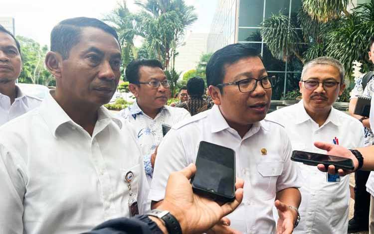 Kepala Badan Pangan Nasional (Bapanas) Arief Prasetyo Adi (tengah) ditemui awak media di Jakarta, Kamis (13/2/2025). ANTARA/Harianto