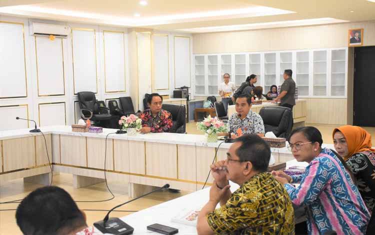Suasana saat rapat panitia persiapan pisah sambut dan sertijab Bupati Kapuas, Jumat, 14 Februari 2025. (FOTO: IST)