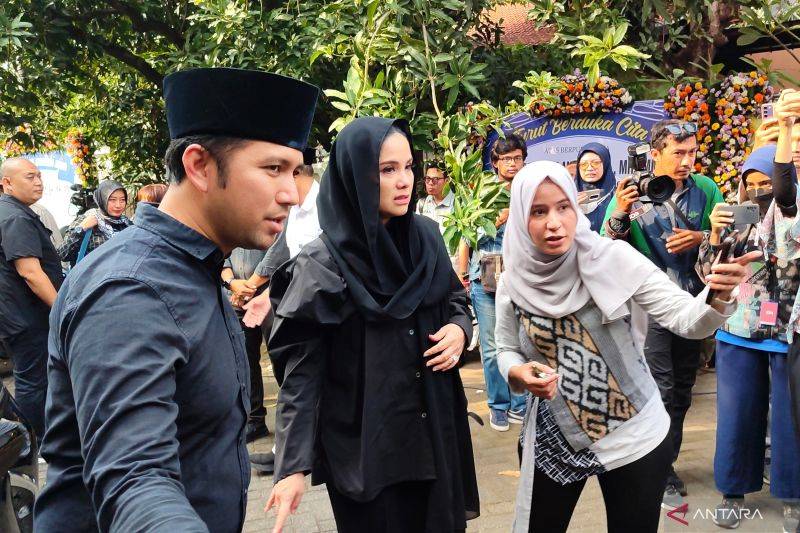 Annisa Pohan, istri Ketua Umum Partai Demokrat Agus Harimurti Yudhoyono (tengah), saat hadir di rumah duka almarhum Renville Antonio, disambut Ketua DPD Partai Demokrat Jawa Timur Emil Elestianto Dardak (kiri), Jumat (14/2/2025). ANTARA