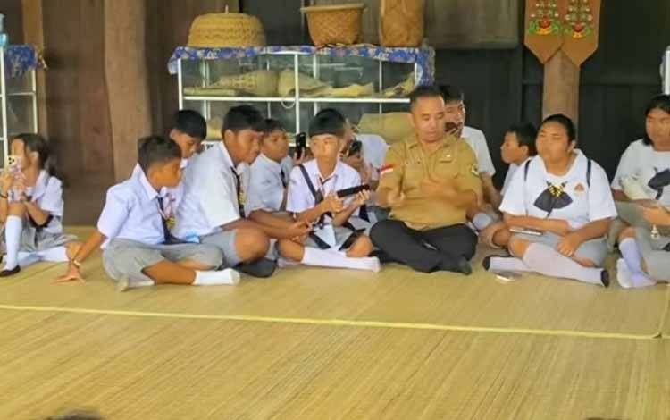 Adyatama Pariwisata dan Ekonomi Kreatif Disparbudpora Kapuas, Erliansyah saat menerima kunjungan pelajar. (FOTO: IST)