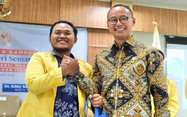Wakil Ketua MPR Eddy Soeparno (kanan) dalam agenda "Roadshow MPR Goes to Campus" di Kampus Universitas Negeri Semarang (Unnes), Jawa Tengah, Jumat (14/2/2025). (ANTARA/HO-MPR RI)