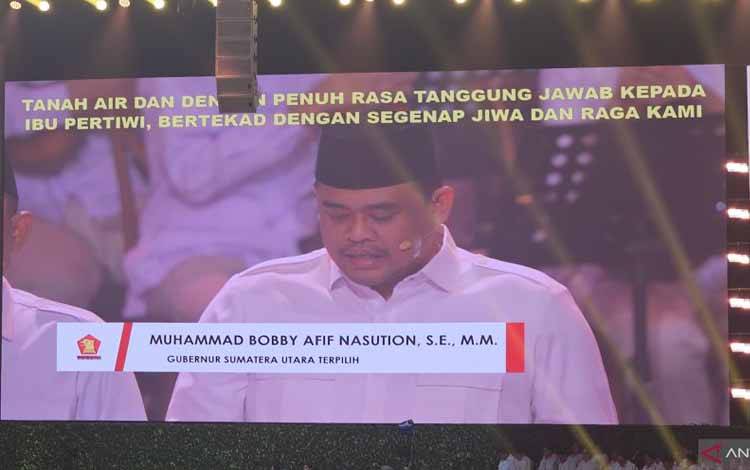 Gubernur Sumatra Utara terpilih Bobby Nasution membacakan Sumpah Jati Diri Kader Gerindra pada perayaan Hari Ulang Tahun (HUT) Ke-17 Partai Gerindra di Sentul International Convention Center (SICC), Kabupaten Bogor, Jawa Barat, Sabtu. (ANTARA/Livia Kristianti)